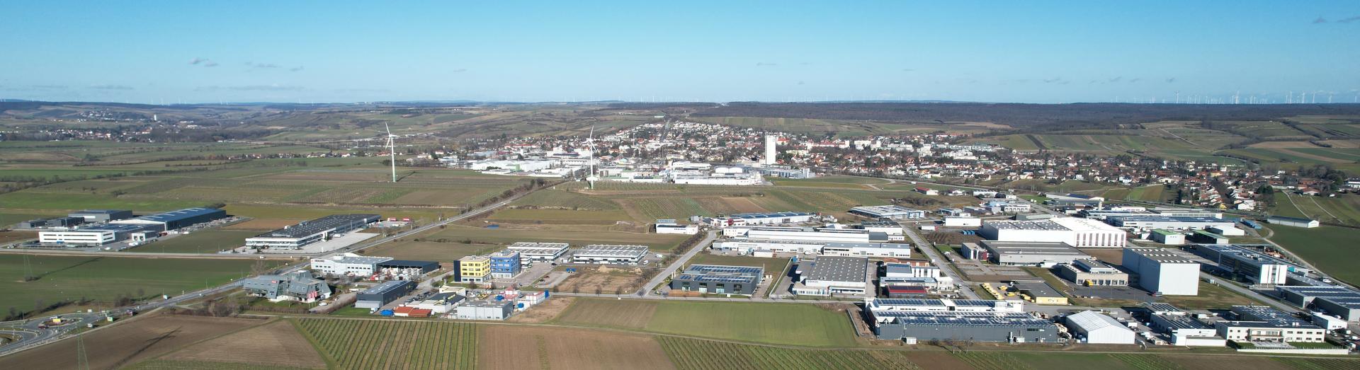 Drohnenfoto Wirtschaftspark Wolkersdorf mit Stadt Wolkersdorf im HIntergrund
