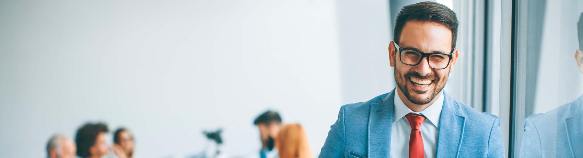 Besprechungsszene Mann im Vordergrund rechts