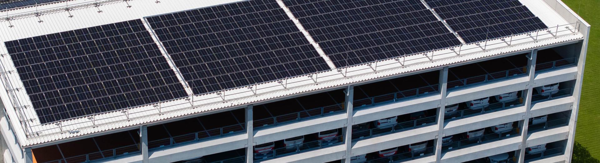 Parkhaus IZ NÖ-Süd Drohnenansicht mit Photovoltaik-Dach
