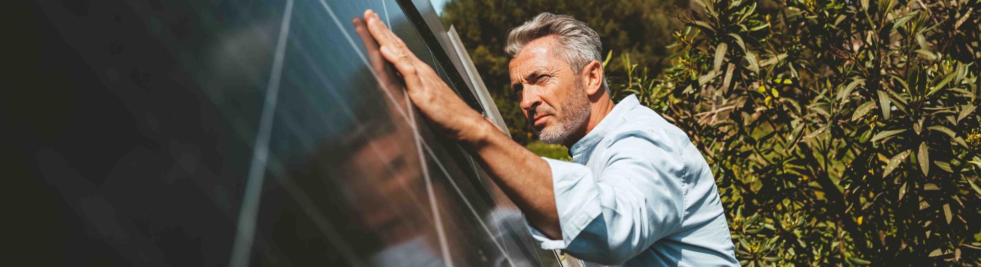 Mann überprüft Photovoltaikpanele 