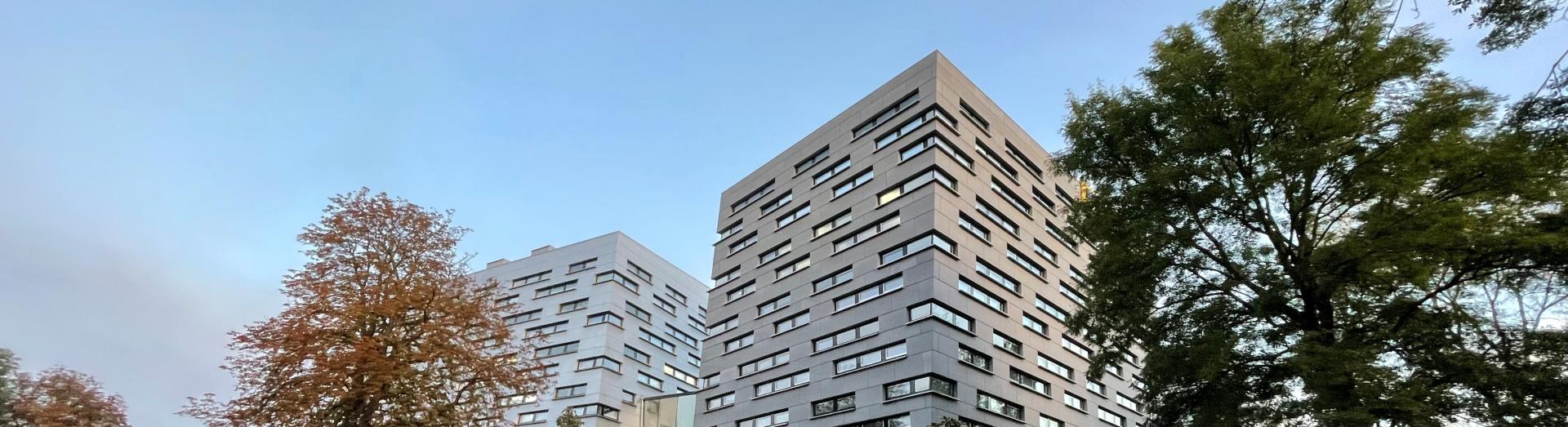 Bürokomplex von unten aufgenommen mit Parklandschaft davor