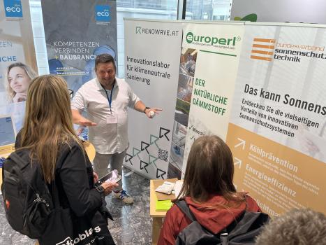 Mann erklärt bei Messestand