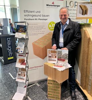 Mann bei Messestand