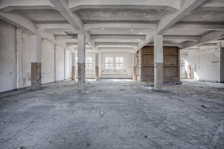 Leere alte Gewerbehalle mit weißen Anstrich 