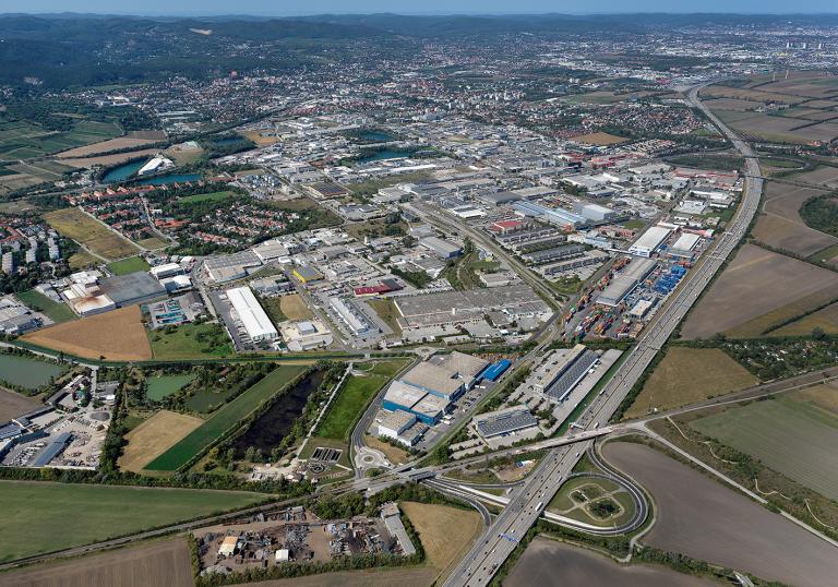 Luftbild von großen Wirtschaftspark IZ NÖ-Süd mit unzähligen teils freien Gewereflächen