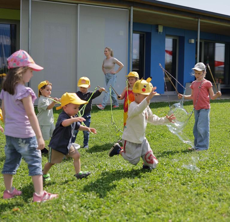 20 Jahre IZIBIZI kids corner mit Kindern im Garten - quadratisch