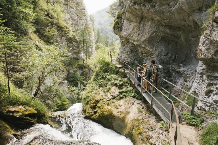 zwei Personen gehen wandern 