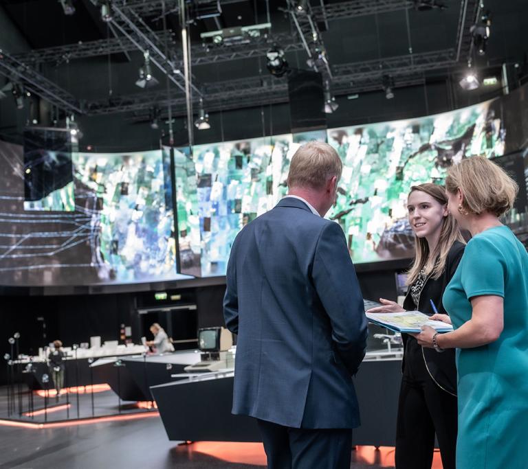 3 Personen stehen im Showroom im Haus der Digitalisierung und planen eine Veranstaltung