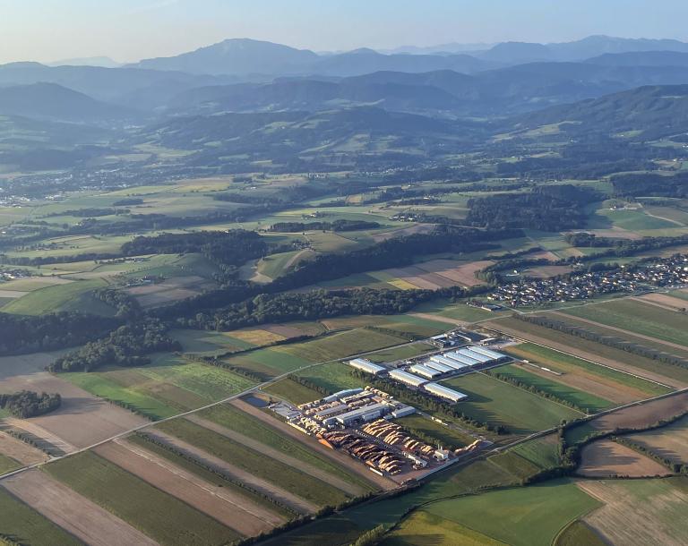 Luftbild Wirtschaftspark Wolfpassing mit vielen umgebenden Feldern und Hügeln im Hintergrund