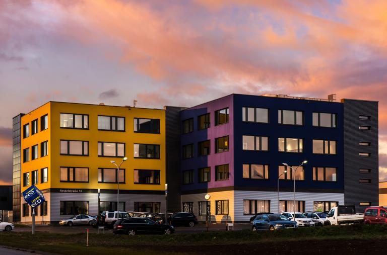 Außenansicht ecocenter Wolkersdorf mit rosa Wolken