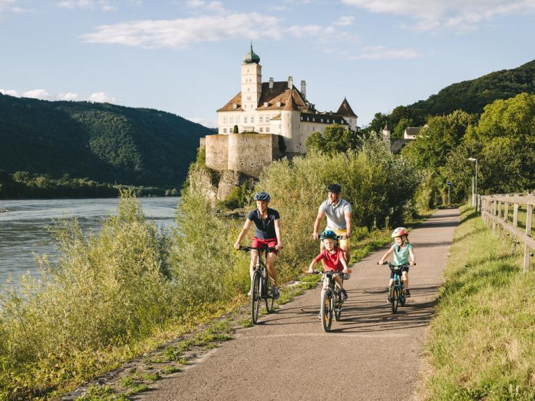 Familie mit Kindern am Rad in der Wachau radelnd unterwegs