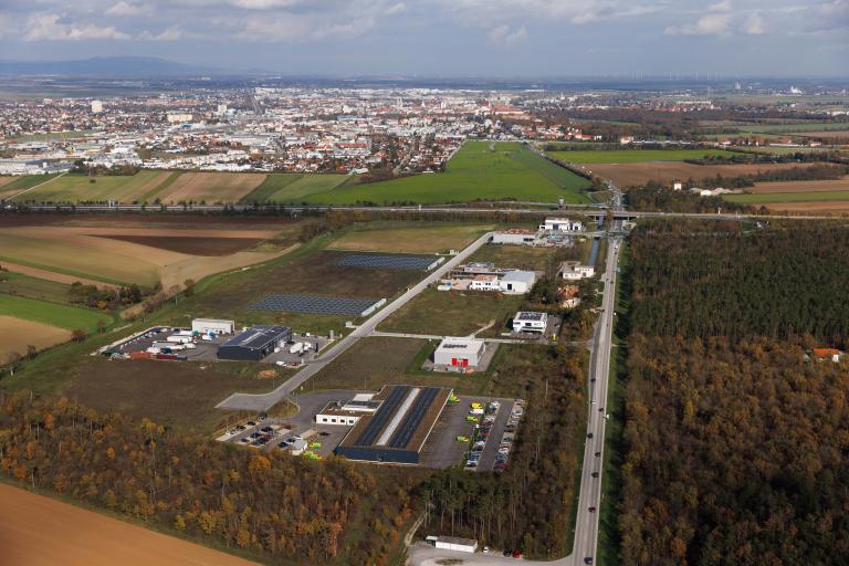 LUftbild Wirtschaftspark Föhrenwald von Süden mit Blick Richtung Wiener Neustadt aufgenommen