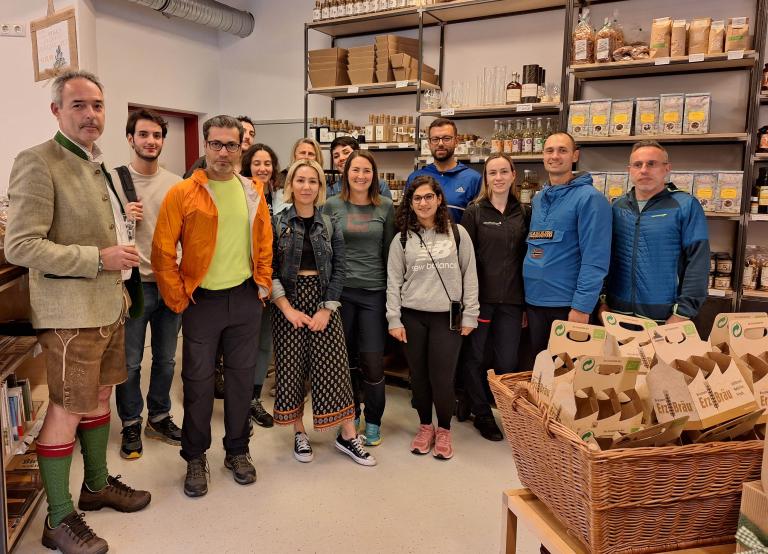 Gruppe an Personen in einem Lebensmittel-Verkaufsraum