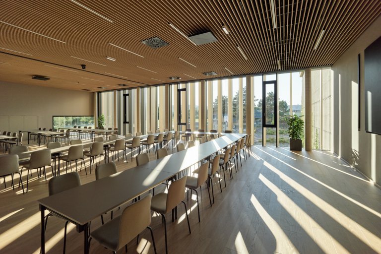 Innenansicht lichtdurchfluteter ecoforum Seminarrraum