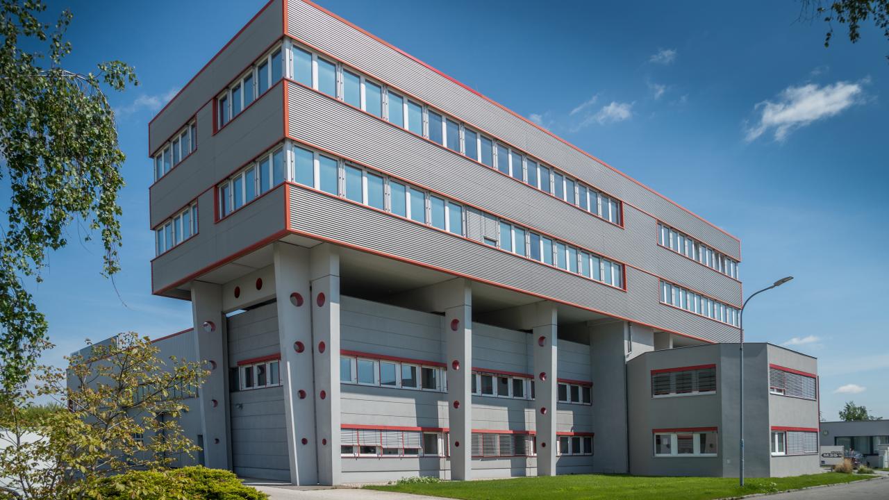 ecoplus Mietobjekt M39II Außenansicht im IZ NÖ-Süd mit freiem Büro