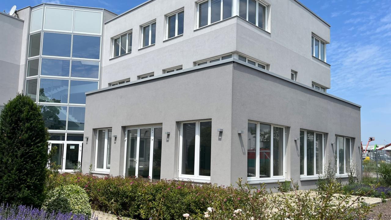 weißes mehrstöckiges Gebäude mit vielen Fenstern