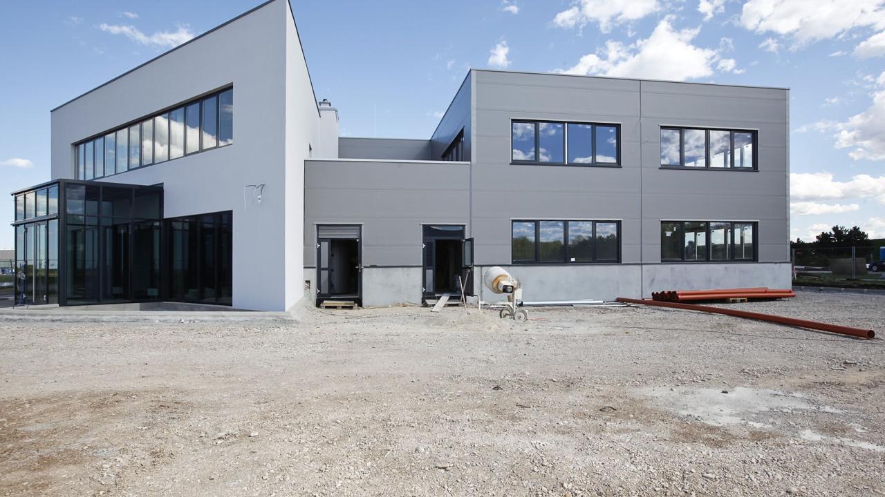 Baustellenansicht eines Firmengebäudes mit Mischmaschine