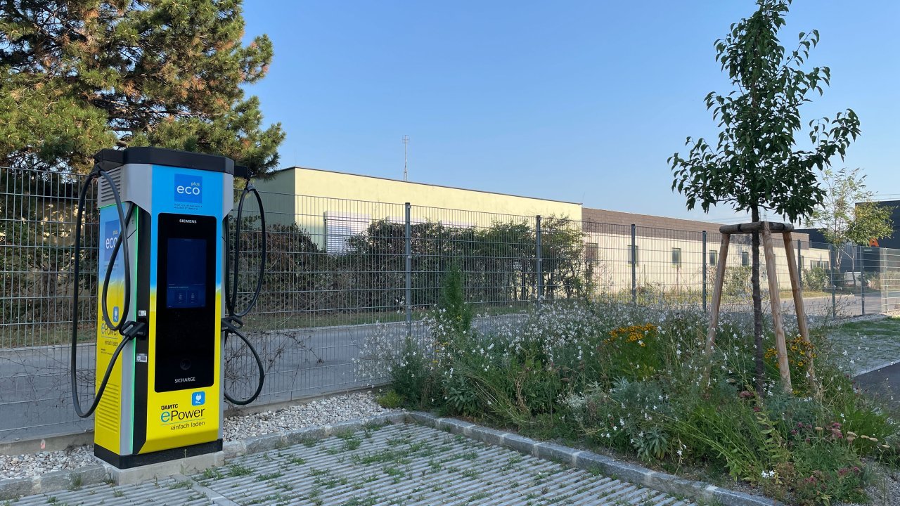 blaue-gelbe E-Ladestation für e-PKW auf Parkplatz