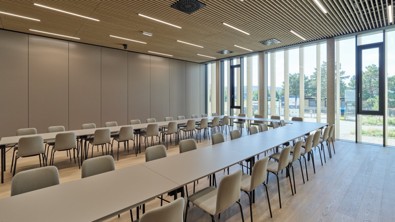 Heller Seminarraum mit U-Bestuhlung in Wiener Neudorf
