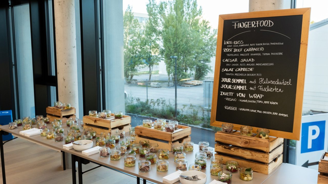 dekorierter Tisch mit Fingerfood Angebot