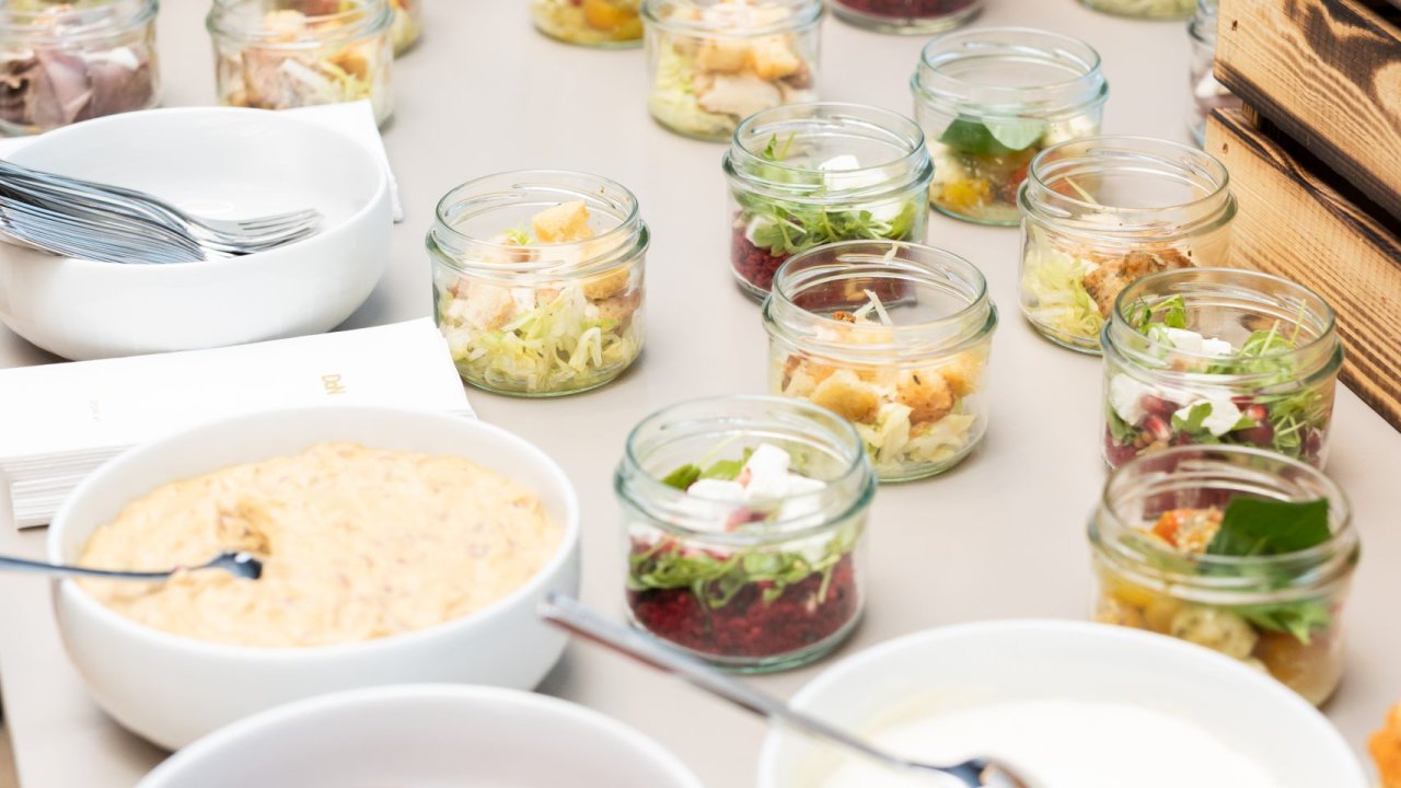 Dekorative Essensgläschen als Buffet angerichtet