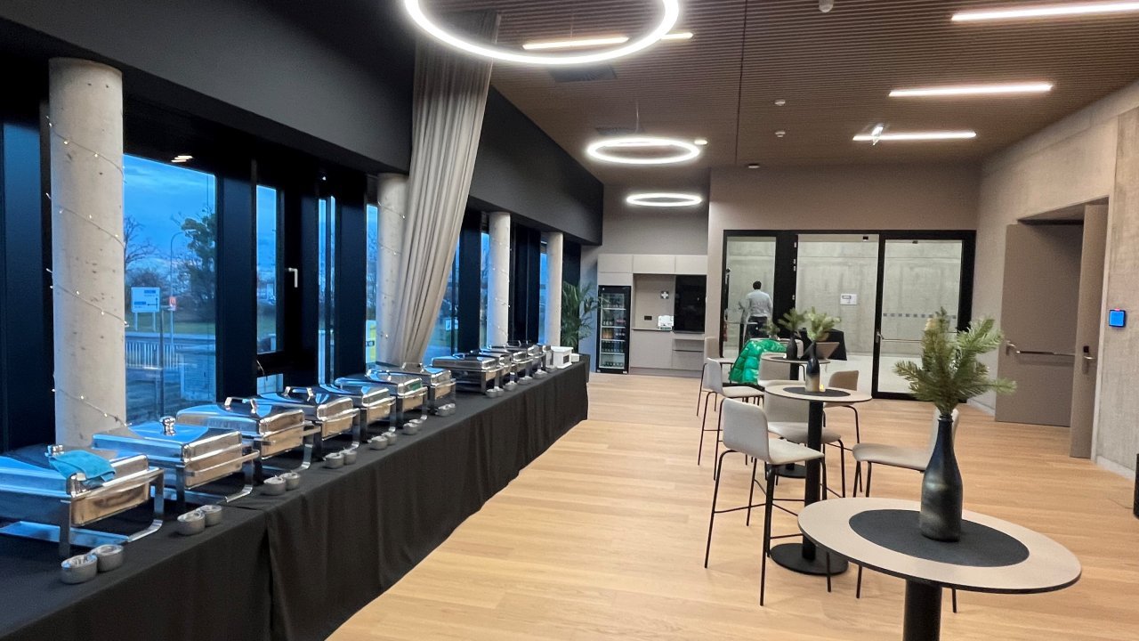 Angerichtetes Buffet in Warmhaltebehältern 