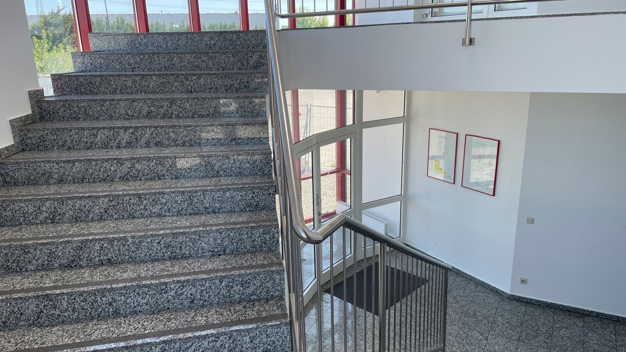 Heller Stiegenaufgang im Foyer des Mietobjektes M49I