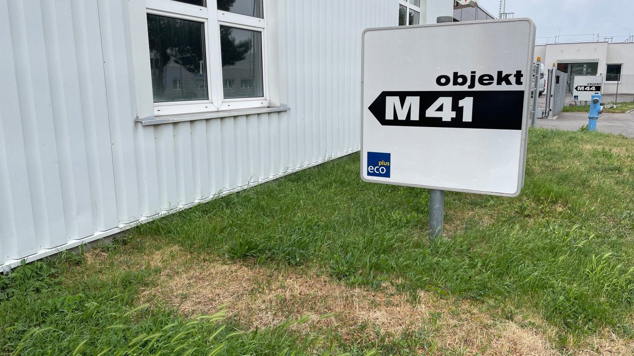 Fassade eines Mietobjektes mit einer Tafel "Objekt M41" davor