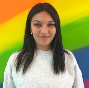 Portraitfoto Ilayda Moroglu vor Regenbogenwand - Izibizi kids corner