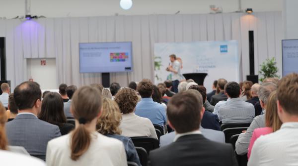 Event ecoplus mit belegten Sitzplätzen und Blick zur Bühne