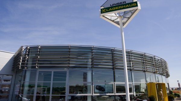 Firmengebäude Raiffeisen Lagerhaus mit Logostange im Wirtschaftspark Bruck