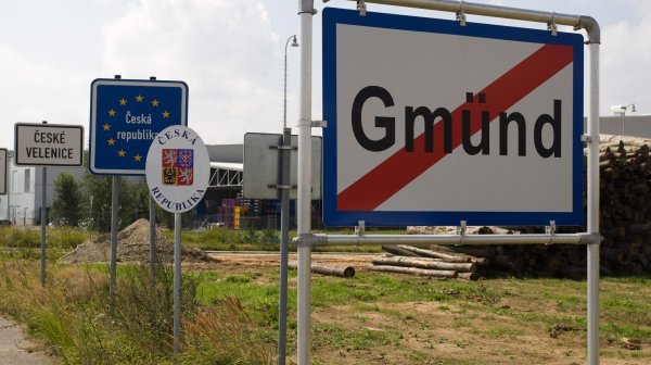 Ortsschild Gmünd mit Tafel Tschechische Republik