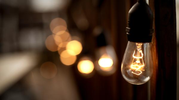 Mehrere leuchtende teils unscharfe Glühbirnen