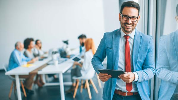 Besprechungsszene Mann im Vordergrund rechts