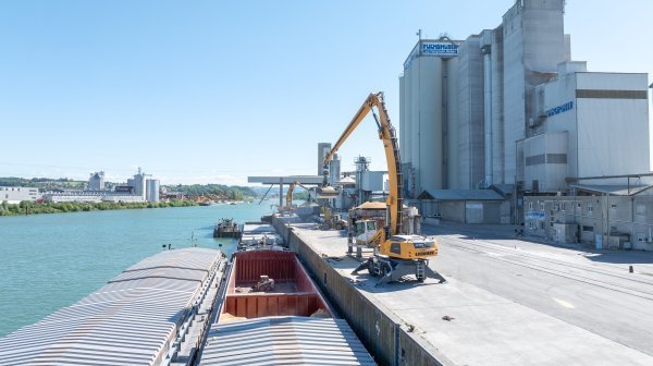 Ennsdorf Kai mit Frachtschiff und Fuchshuber Gebäude