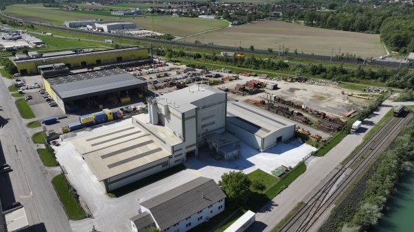 Drohenansicht Wirtschaftspark Ennsdorf mit Wasser, Schienenstrang und Firmen