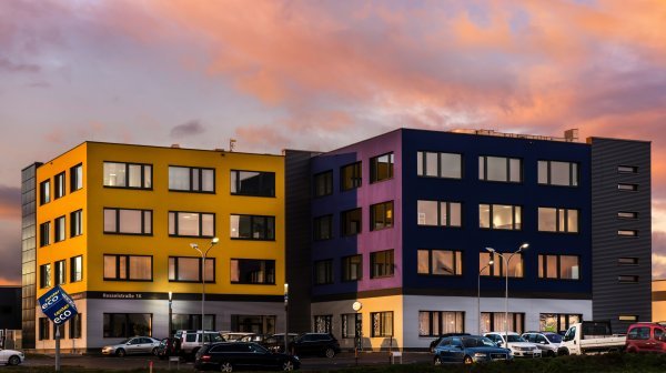 Außenansicht ecocenter Wolkersdorf mit rosa Wolken