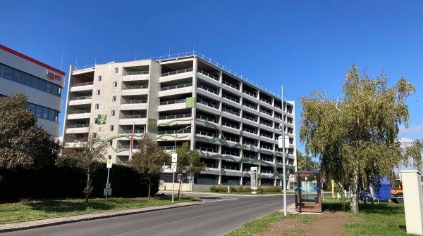 Parkhaus IZ NÖ-Süd Außenansicht groß seitlich