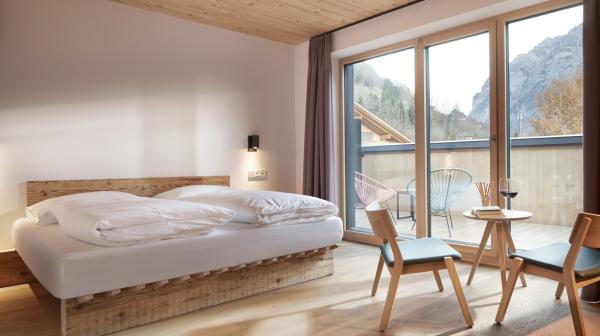 Innenansicht eines schlichten Hotelzimmers mit Balkon