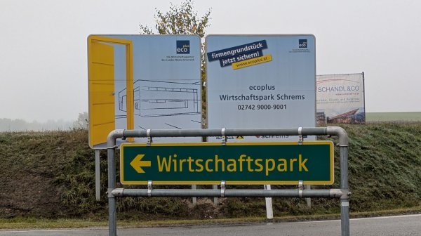 Wirtschaftspark Schrems mit Werbetafel