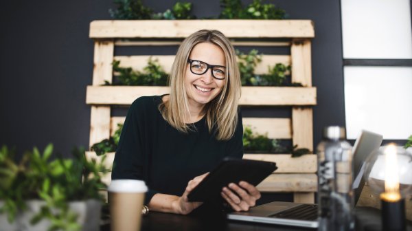 Dame mit Tablet in der Hand