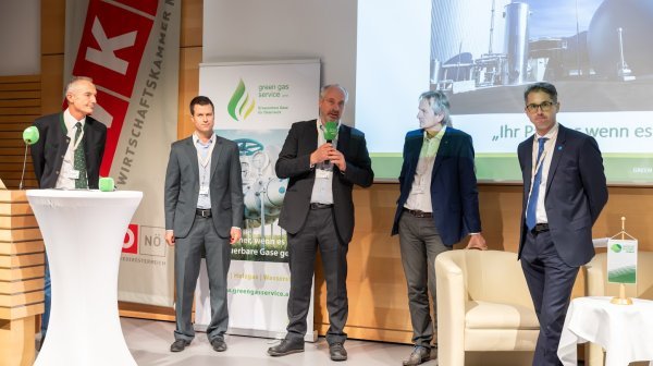 5 Personen sprechen auf der Bühne