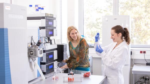 Zwei Damen beim Hantieren im Labor