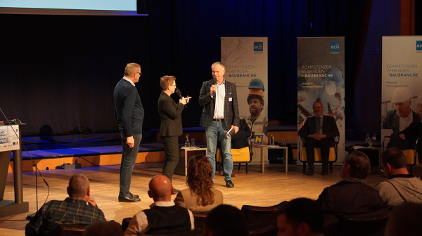 3 Personen im Gespräch auf der Bühne