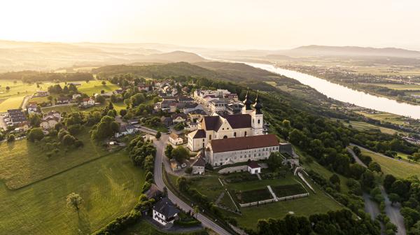 Vogelperspektive auf Basilika Maria Taferl und Ortschaft mit Donau dahinter