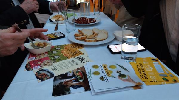 Verkostungstisch mit Folder und Speisen