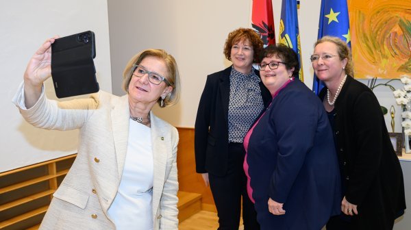 vier Frauen stehen nebeneinander und machen ein Selfie