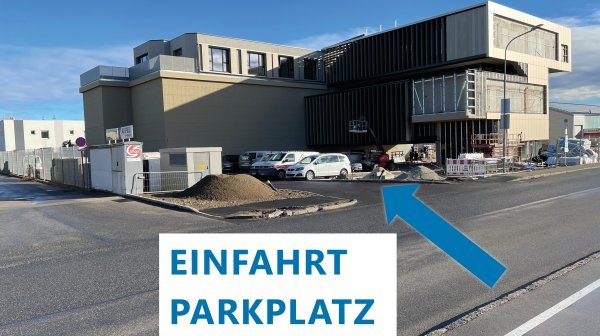 Baustelle des Objekt M19 im IZ NÖ-Süd mit markierter Einfahrt zum Parkplatz