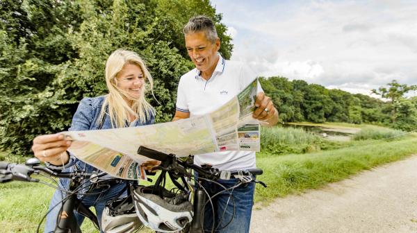zwei Personen schauen auf eine Karte