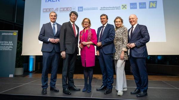 sechs Personen stehen nebeneinander und lachen in die Kamera